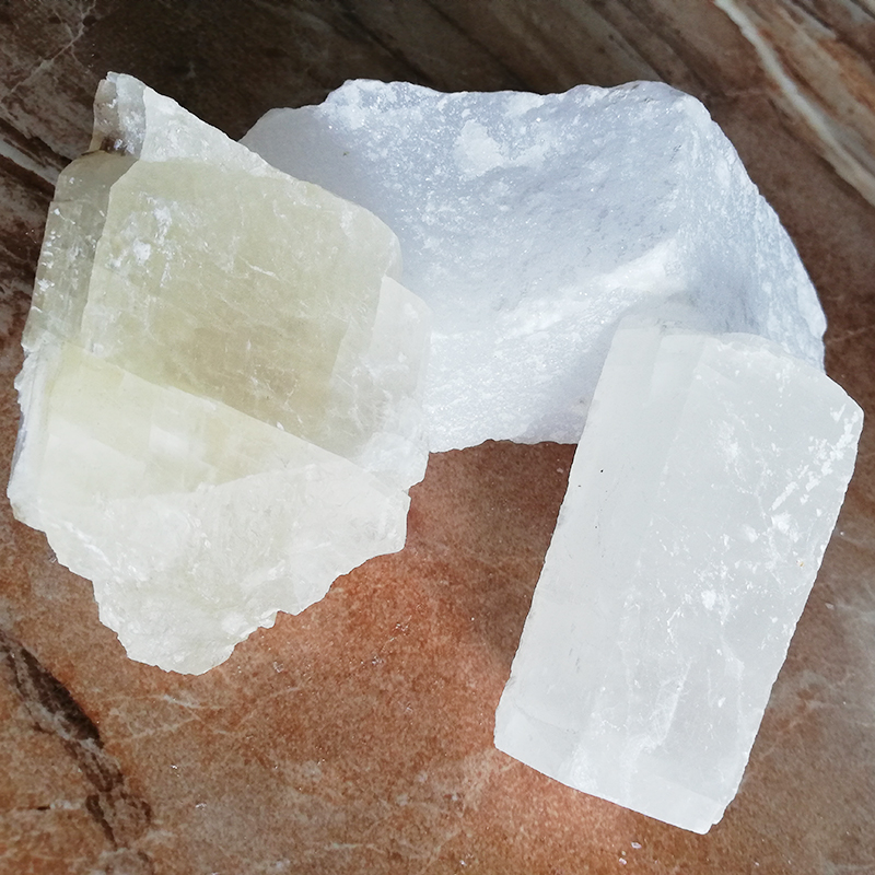 透明硫酸钙矿石